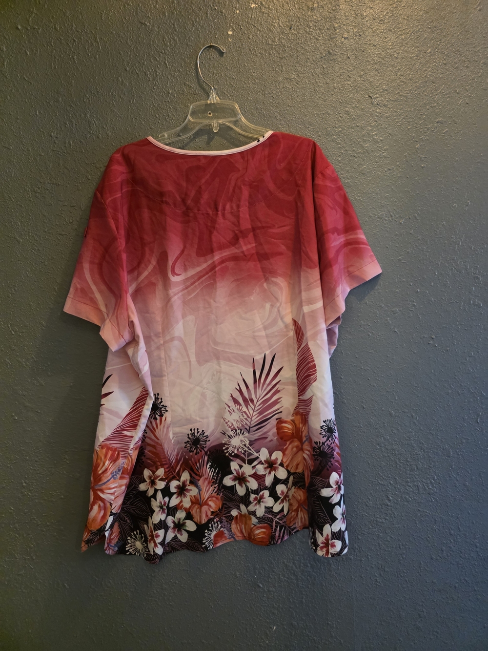 FITS LIKE A XL Women's Pink Floral V-Neck Scrub TOP - Picture 3 of 3